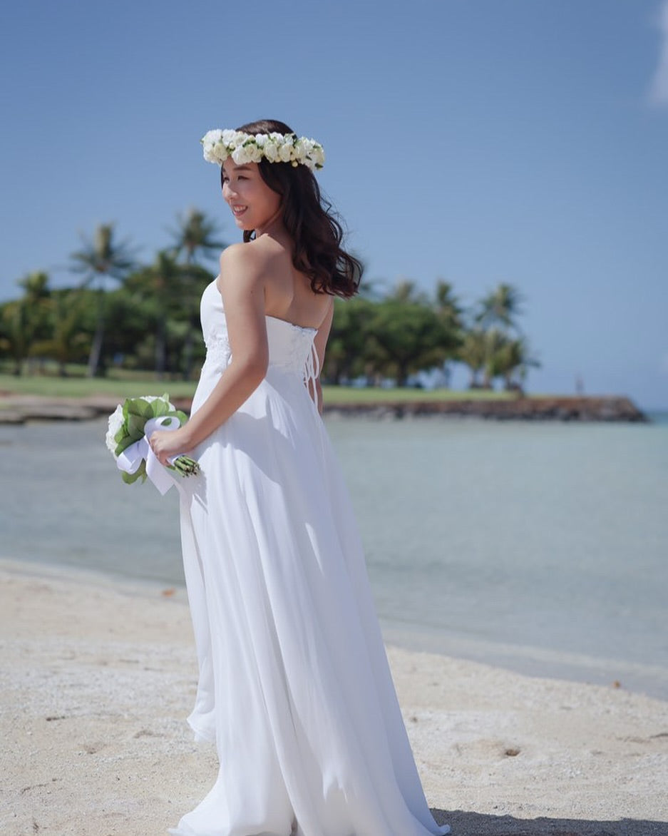 ハワイ挙式の海に映えるウエディングドレス｜ビーチ婚を美しく彩る