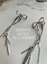 画像をギャラリービューアに読み込む, シルバーのリボンモチーフ揺れる【シルバーリボンイヤリング】