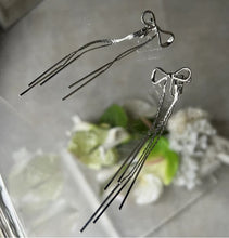 画像をギャラリービューアに読み込む, シルバーのリボンモチーフ揺れる【シルバーリボンイヤリング】