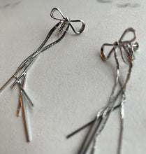 画像をギャラリービューアに読み込む, シルバーのリボンモチーフ揺れる【シルバーリボンイヤリング】