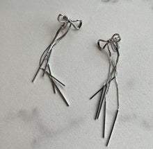 画像をギャラリービューアに読み込む, シルバーのリボンモチーフ揺れる【シルバーリボンイヤリング】