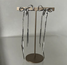 画像をギャラリービューアに読み込む, シルバーのリボンモチーフ揺れる【シルバーリボンイヤリング】