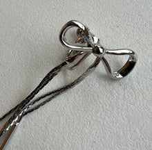 画像をギャラリービューアに読み込む, シルバーのリボンモチーフ揺れる【シルバーリボンイヤリング】