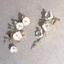 画像をギャラリービューアに読み込む, ホワイトフラワーがキャスケードブーケのような ウエディングイヤリングwedding 【キャスケ−ドイヤリング】