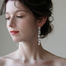 画像をギャラリービューアに読み込む, 揺れるキラッキラのジルコニア ブライダルピアス ウエディングピアス イヤリング パーティーにも【ウィステリア】
