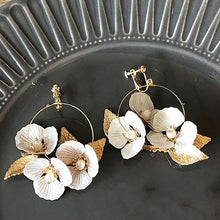 画像をギャラリービューアに読み込む, 大振りなフラワーモチーフが印象的 ウエディングイヤリングwedding 【クレアイヤリング】
