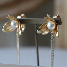 画像をギャラリービューアに読み込む, 揺れるゴールド ビンテージなフラワーパーツとコットンパール ウエディングイヤリングwedding 【コーデリアB】