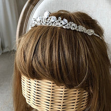 画像をギャラリービューアに読み込む, ブライダル ウェディング ウエディングティアラ 低めのデザインティアラ 【ボタニカル低めティアラ】