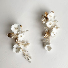 画像をギャラリービューアに読み込む, ホワイトフラワーがキャスケードブーケのような ウエディングイヤリングwedding 【キャスケ−ドイヤリング】