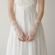 画像をギャラリービューアに読み込む, 繊細で美しいレース 他にないウエディンググローブ レースのフィンガーレスグローブ【クララフィンガーレスリボン付】