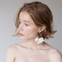 画像をギャラリービューアに読み込む, 大振りなフラワーモチーフが印象的 ウエディングイヤリングwedding 【クレアイヤリング】