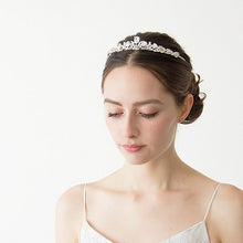 画像をギャラリービューアに読み込む, ブライダル ウェディング ウエディングティアラ 低めのデザインティアラ 【ボタニカル低めティアラ】