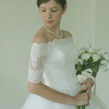 画像をギャラリービューアに読み込む, スカラップが美しいラッセルレースの オフショルダーウエディングボレロ【オフショルハーフボレロ】