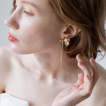 画像をギャラリービューアに読み込む, 揺れるゴールド ビンテージなフラワーパーツとコットンパール ウエディングイヤリングwedding 【コーデリアB】