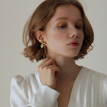 画像をギャラリービューアに読み込む, USAビンテージなフラワーパーツにゴールドデザイン ウエディングイヤリングwedding 【コクリコタッセル】