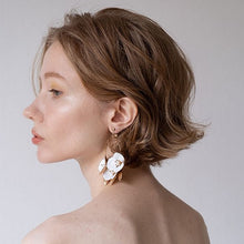 画像をギャラリービューアに読み込む, 大振りなフラワーモチーフが印象的 ウエディングイヤリングwedding 【クレアイヤリング】