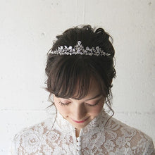 画像をギャラリービューアに読み込む, ティアラ ブライダル ウエディングティアラ ウエディングアクセサリーとsetも有ります 【蔓草とお花ティアラ】