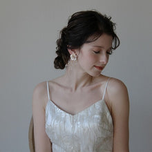 画像をギャラリービューアに読み込む, ブライダル ウェディング goldイヤリング ピアス ヘッドドレスとセットも◎【マルゴーイヤリング ピアス】