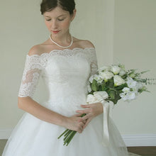 画像をギャラリービューアに読み込む, スカラップが美しいラッセルレースの オフショルダーウエディングボレロ【オフショルハーフボレロ】