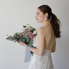 画像をギャラリービューアに読み込む, ブライダル ウエディングアクセサリー 揺れる ピアス お花モチーフ【アリッサムゴールドピアス】