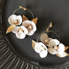 画像をギャラリービューアに読み込む, 大振りなフラワーモチーフが印象的 ウエディングイヤリングwedding 【クレアイヤリング】