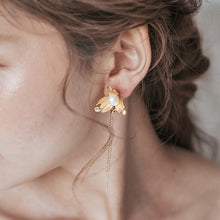 画像をギャラリービューアに読み込む, 揺れるゴールド ビンテージなフラワーパーツとコットンパール ウエディングイヤリングwedding 【コーデリアB】