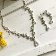 画像をギャラリービューアに読み込む, ブライダル ウエディングアクセサリーセット ネックレスとピアス(イヤリング) パーティーにも【蔓草とお花】