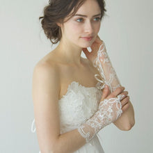 画像をギャラリービューアに読み込む, 繊細で美しいレース 他にないウエディンググローブ レースのフィンガーレスグローブ【クララフィンガーレスリボン付】