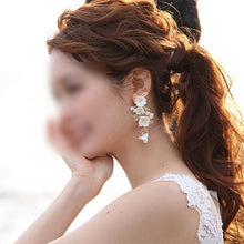 画像をギャラリービューアに読み込む, ホワイトフラワーがキャスケードブーケのような ウエディングイヤリングwedding 【キャスケ−ドイヤリング】