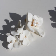 画像をギャラリービューアに読み込む, マットなクレイのお花モチーフが肌写りGood ウエディングピアスwedding 【ブランシュピアス】
