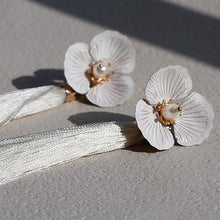 画像をギャラリービューアに読み込む, フラワーパーツにフサフサのタッセルがおしゃれ ウエディングイヤリングwedding 【クレアタッセル】