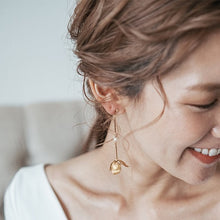 画像をギャラリービューアに読み込む, USAビンテージなフラワーパーツにゴールドデザイン ウエディングイヤリングwedding 【コクリコタッセル】