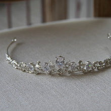 画像をギャラリービューアに読み込む, ブライダル ウェディング ウエディングティアラ 低めのデザインティアラ 【ボタニカル低めティアラ】