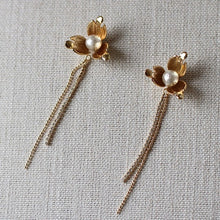 画像をギャラリービューアに読み込む, 揺れるゴールド ビンテージなフラワーパーツとコットンパール ウエディングイヤリングwedding 【コーデリアB】