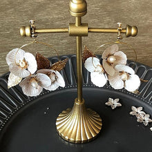 画像をギャラリービューアに読み込む, 大振りなフラワーモチーフが印象的 ウエディングイヤリングwedding 【クレアイヤリング】