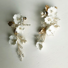 画像をギャラリービューアに読み込む, ホワイトフラワーがキャスケードブーケのような ウエディングイヤリングwedding 【キャスケ−ドイヤリング】