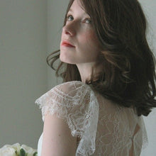 画像をギャラリービューアに読み込む, リバーレースが柔らかく包み込む 華奢見えキャップスリーブ ウエディングボレロ【リリーウエディングボレロ】