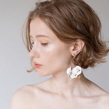 画像をギャラリービューアに読み込む, 大振りなフラワーモチーフが印象的 ウエディングイヤリングwedding 【クレアイヤリング】