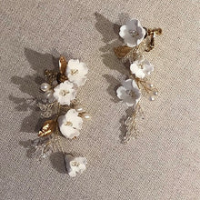 画像をギャラリービューアに読み込む, ホワイトフラワーがキャスケードブーケのような ウエディングイヤリングwedding 【キャスケ−ドイヤリング】