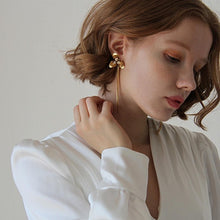 画像をギャラリービューアに読み込む, USAビンテージなフラワーパーツにゴールドデザイン ウエディングイヤリングwedding 【コクリコタッセル】