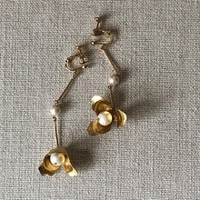 画像をギャラリービューアに読み込む, USAビンテージな揺れるフラワーパーツ とコットンパールの ウエディングイヤリングwedding 【コクリコ】