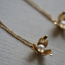 画像をギャラリービューアに読み込む, 揺れるゴールド ビンテージなフラワーパーツとコットンパール ウエディングイヤリングwedding 【コーデリアB】