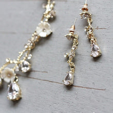 画像をギャラリービューアに読み込む, ウエディングセット ネックレス&rピアス ブライダル パーティーにも【ツルバラゴールドセット】