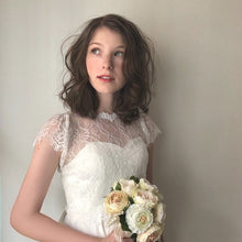 画像をギャラリービューアに読み込む, リバーレースが柔らかく包み込む 華奢見えキャップスリーブ ウエディングボレロ【リリーウエディングボレロ】