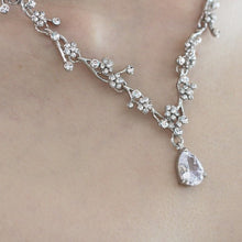 画像をギャラリービューアに読み込む, ティアラ ブライダル ウエディングティアラ ウエディングアクセサリーとsetも有ります 【蔓草とお花ティアラ】