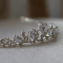 画像をギャラリービューアに読み込む, ブライダル ウェディング ウエディングティアラ 低めのデザインティアラ 【ボタニカル低めティアラ】