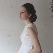 画像をギャラリービューアに読み込む, クラシカルで華やか レティチェレースのフレンチスリーブボレロ くるみボタン仕上げ【レティチェラフレンチボレロ】