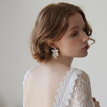 画像をギャラリービューアに読み込む, マットなクレイのお花モチーフが肌写りGood ウエディングピアスwedding 【ブランシュピアス】