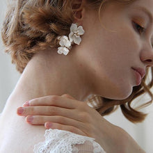 画像をギャラリービューアに読み込む, マットなクレイのお花モチーフが肌写りGood ウエディングピアスwedding 【ブランシュピアス】