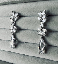 画像をギャラリービューアに読み込む, 程よいサイズのジルコニアイヤリング 揺れるタイプ ウエディングイヤリング/ピアス【キャリーイヤリング/ピアス】